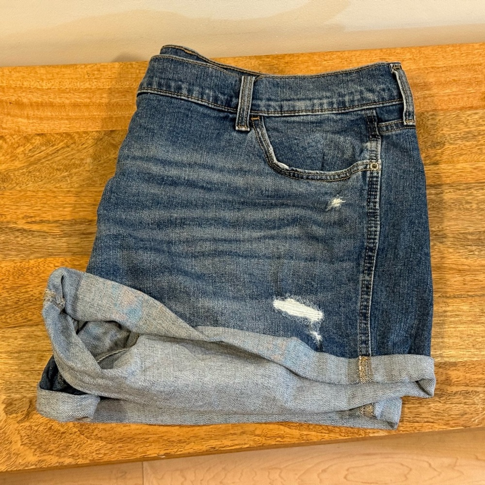 Old Navy Mid-Rise Boyfriend Denim Shorts 20